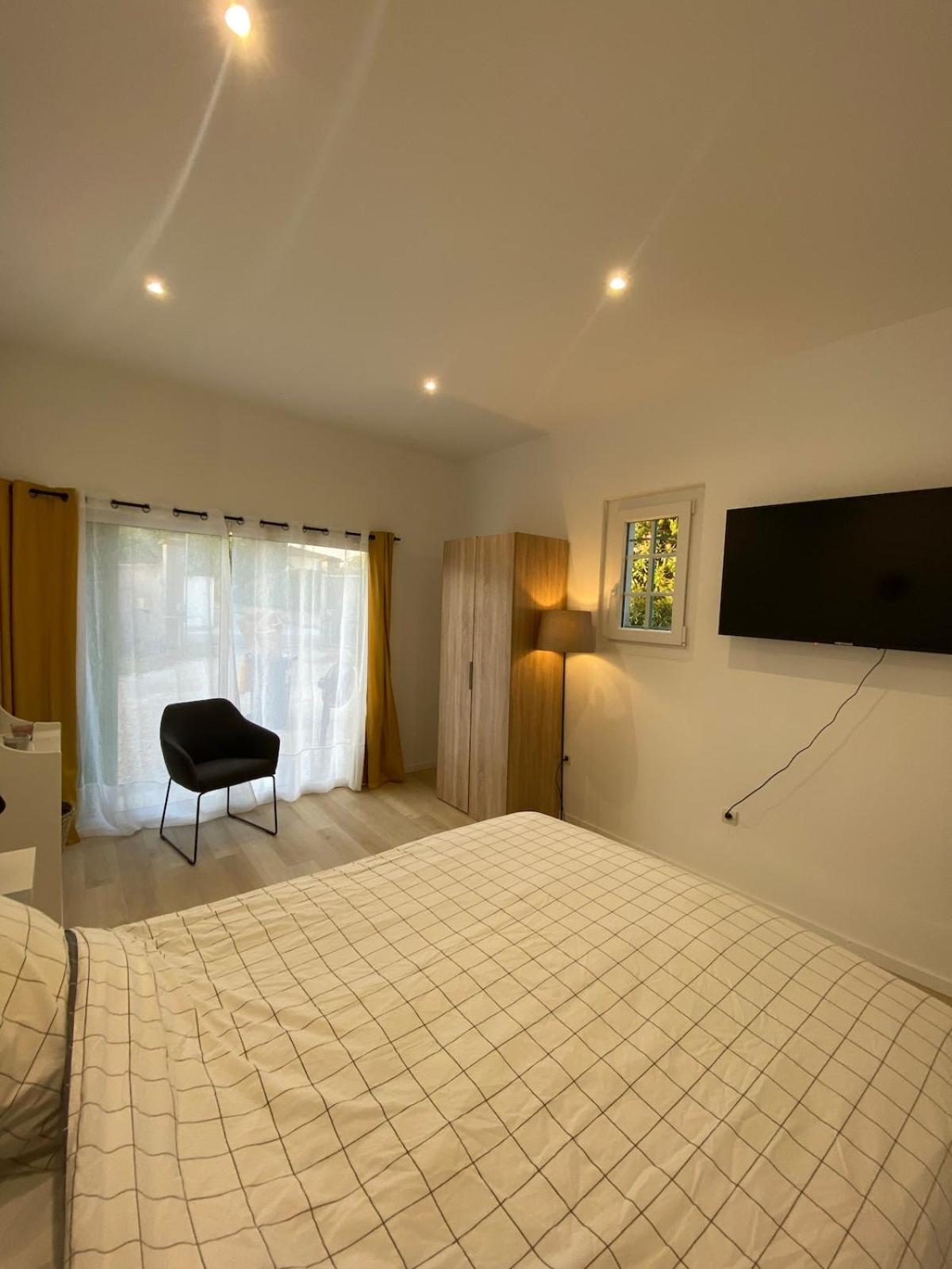 Studio En Provence Avec Piscine La Barben Extérieur photo